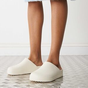 EUC Crocs unisex dylan clogs in stucco beige women’s size 9 ASOS